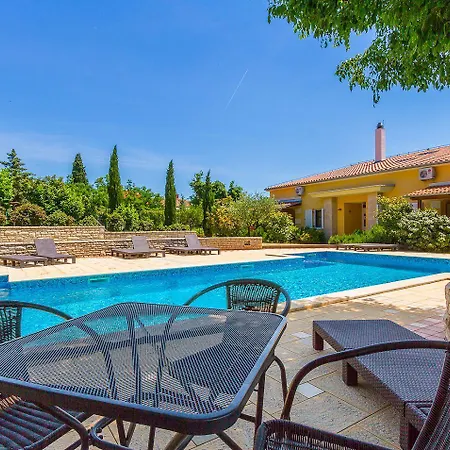 Appartement Mit Grossem Pool, Gym, Tischtennis, Kicker, Observatorium, Volleyballplatz Ližnjan